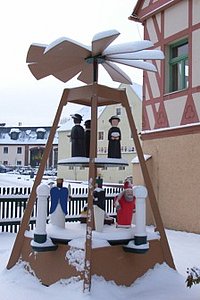 Weihnachtspyramide vom Hotel Saigerhütte in Olbernhau bei Seiffen Erzgebirge.